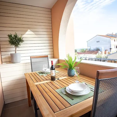 Lena باكوشتاني