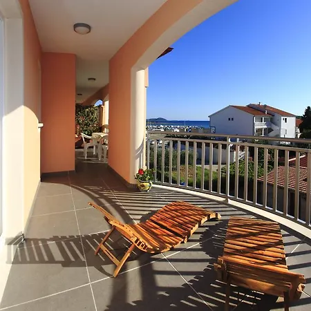 Lena Apartament *