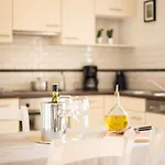 Lena Apartman Pakostane