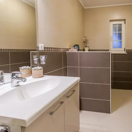 דירה Lena פאקוסטאן